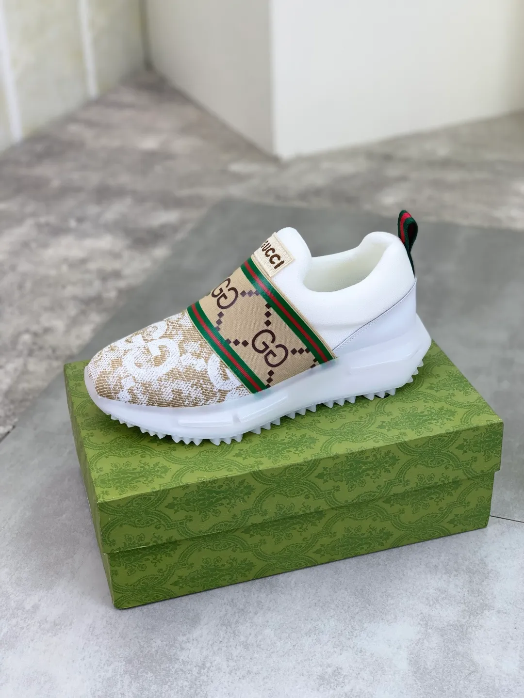 Men's shoes 💰P460💰[New style]🆘 Gucci [GUCCI] classic fashion high-top men's shoes, synchronized with counters, exquisite workmanship, exquisite color matching, the upper is made of original soft double G calfskin Gucci webbing ➕ first-layer pigskin lining ➕ pigskin feet The lasts made according to the original version are quite attractive both on the foot and in the placement. There is no need to comment on the good ones. They are absolutely versatile. Number of sizes: 38-44, 3️⃣colors🉑️ to choose from.